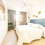 아파트 Stunning Bungalow, Pool, Terrace, Beach! Se12 아데제