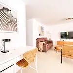 아파트 Stunning Bungalow, Pool, Terrace, Beach! Se12 아데제